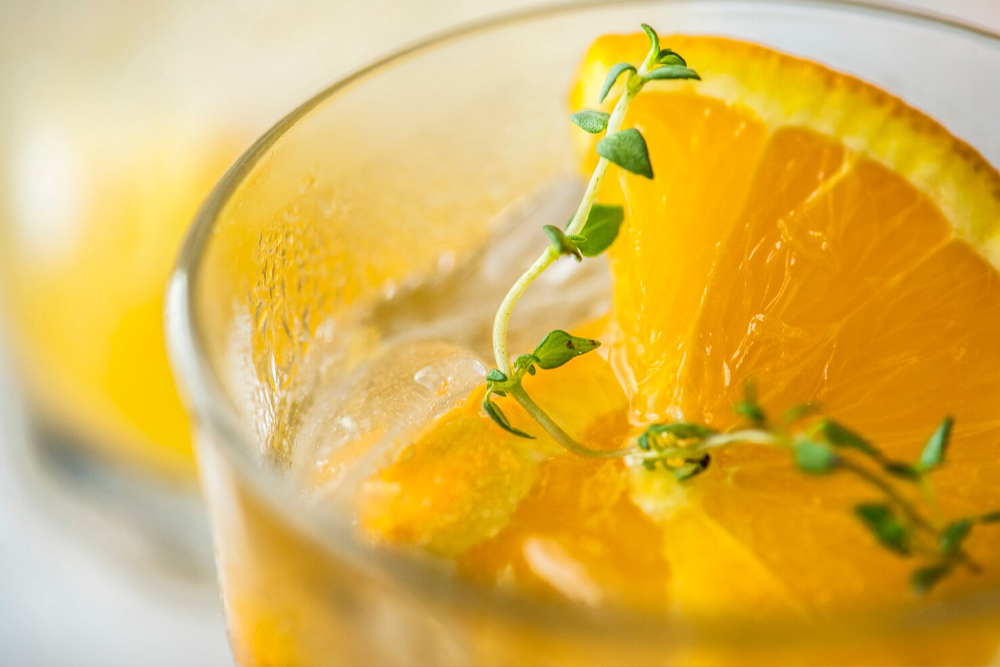 orange-thyme-infused-water-recipe_53876-65629